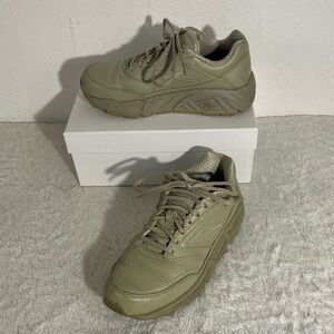 Brooks Leather Addiction Walker Shoes Women’s Size 6.5B Taupe Gray